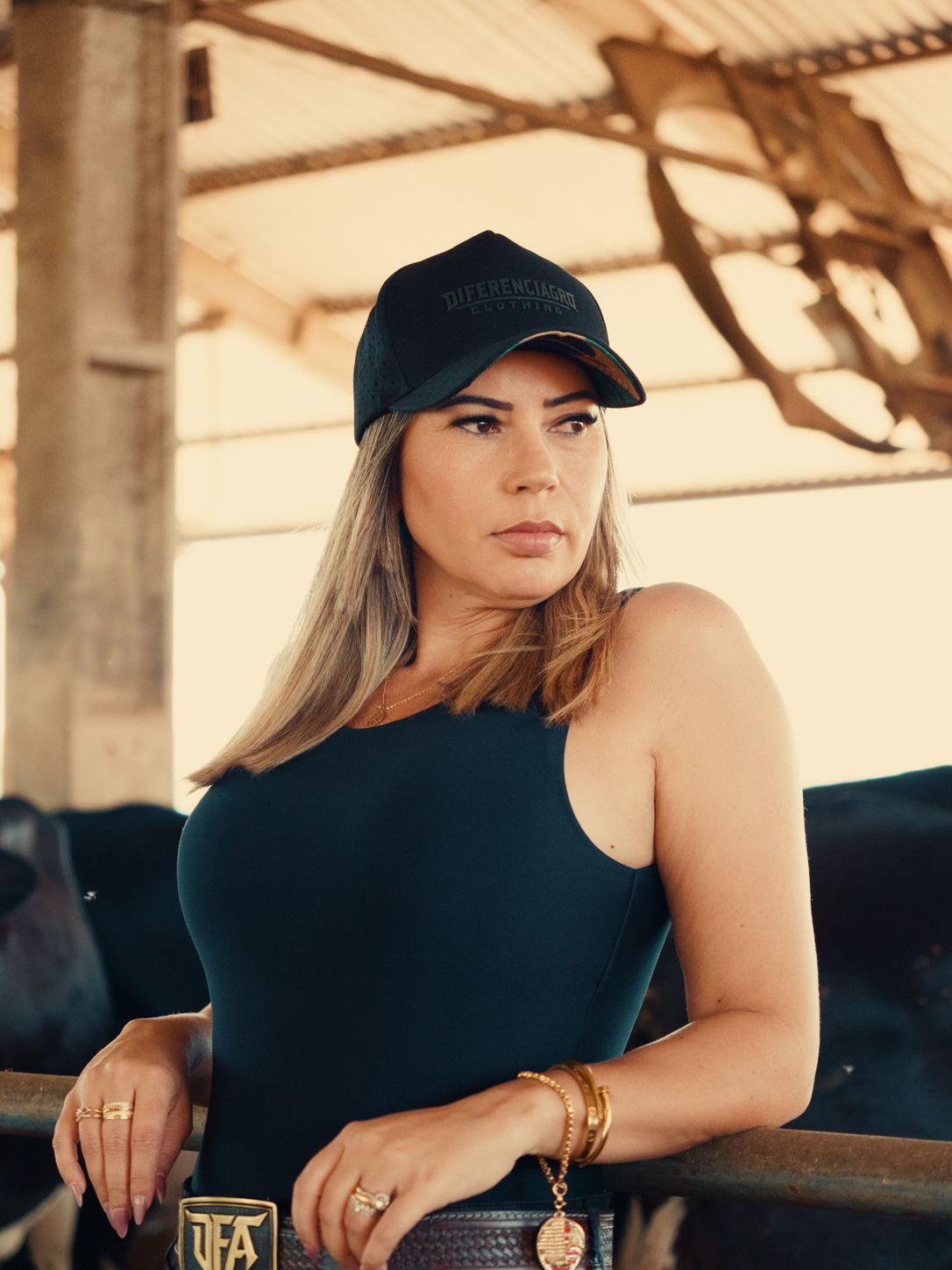 Mulher usando boné DFA preto na fazenda
