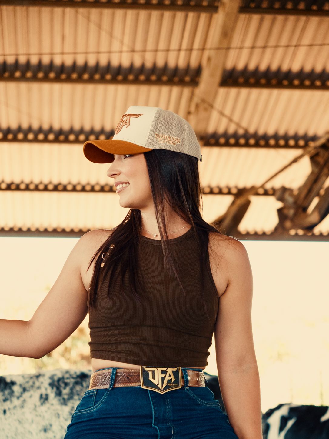 Mulher usando boné DFA Branco OFF com Marrom no curral